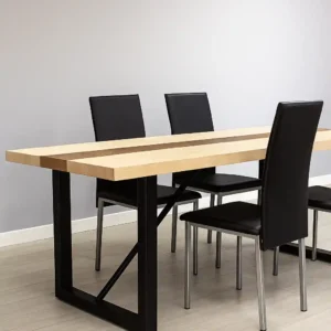 Mesa de microcemento Tellus con detalle de franja de madera en la encimera | Kretos