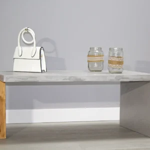 Mesa de microcemento gris con detalle en madera natural, vista frontal en ambiente neutro | Kretos
